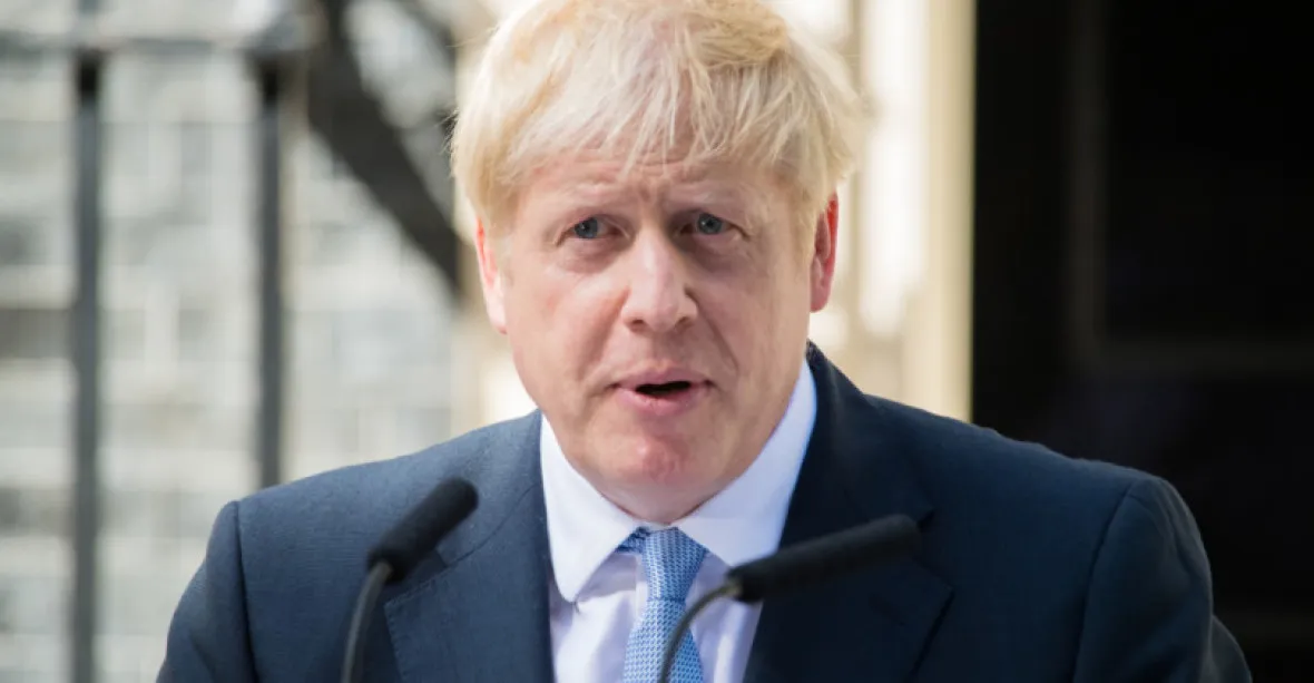 Premiér Johnson dva týdny po brexitu propustil z vlády několik ministrů