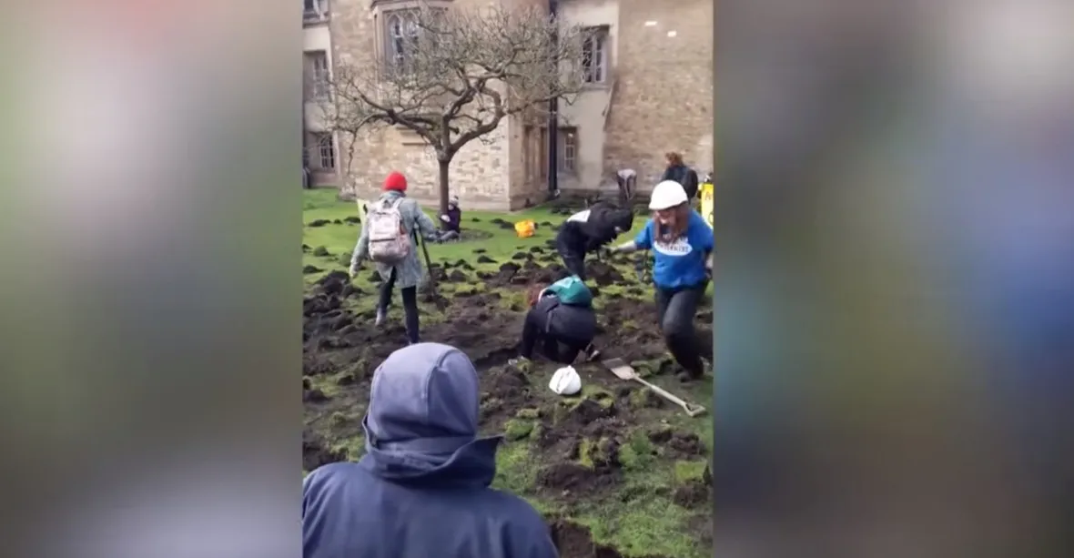 Klimatičtí aktivisté na protest rozkopali univerzitě trávník. Hlínu rozházeli v bance