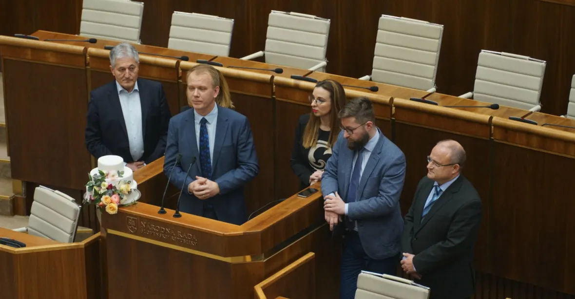 VIDEO: Poslanci z hnutí Čaputové paralyzovali schůzi slovenského parlamentu, obsadili řečnický pult