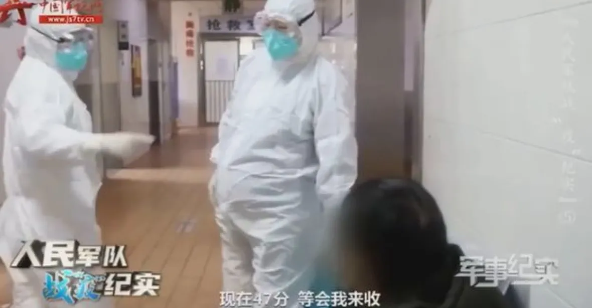 Čína stvořila novou hrdinku: těhotnou zdravotnici, která ošetřuje nakažené koronavirem