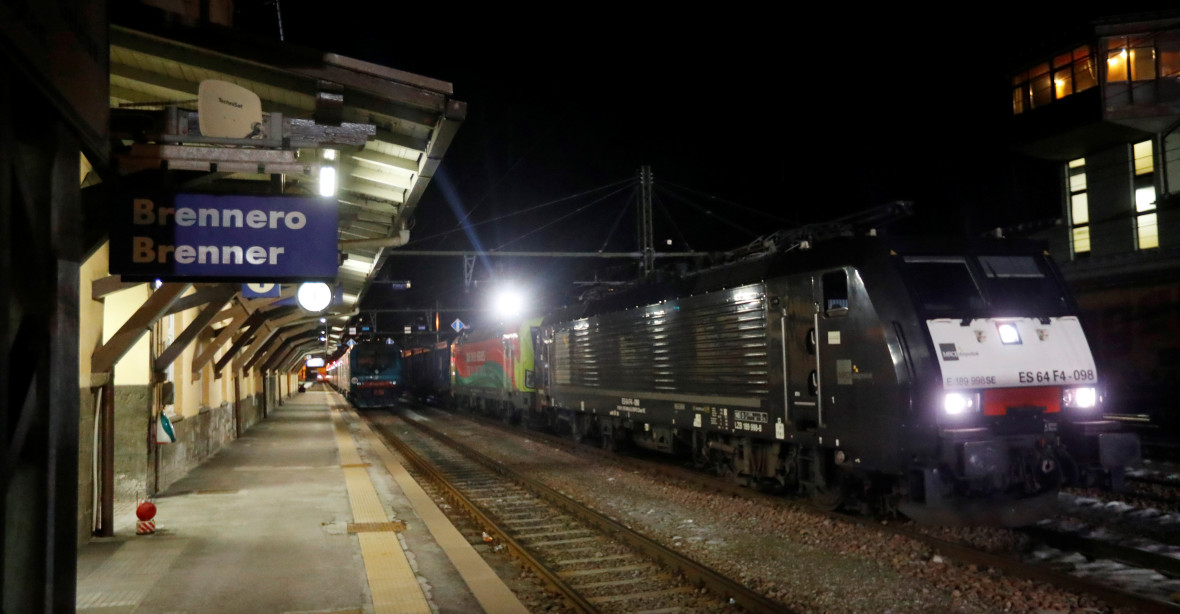 Strach z koronaviru. Rakušané zastavili na hranicích vlak, český ministr svolává zvláštní komisi