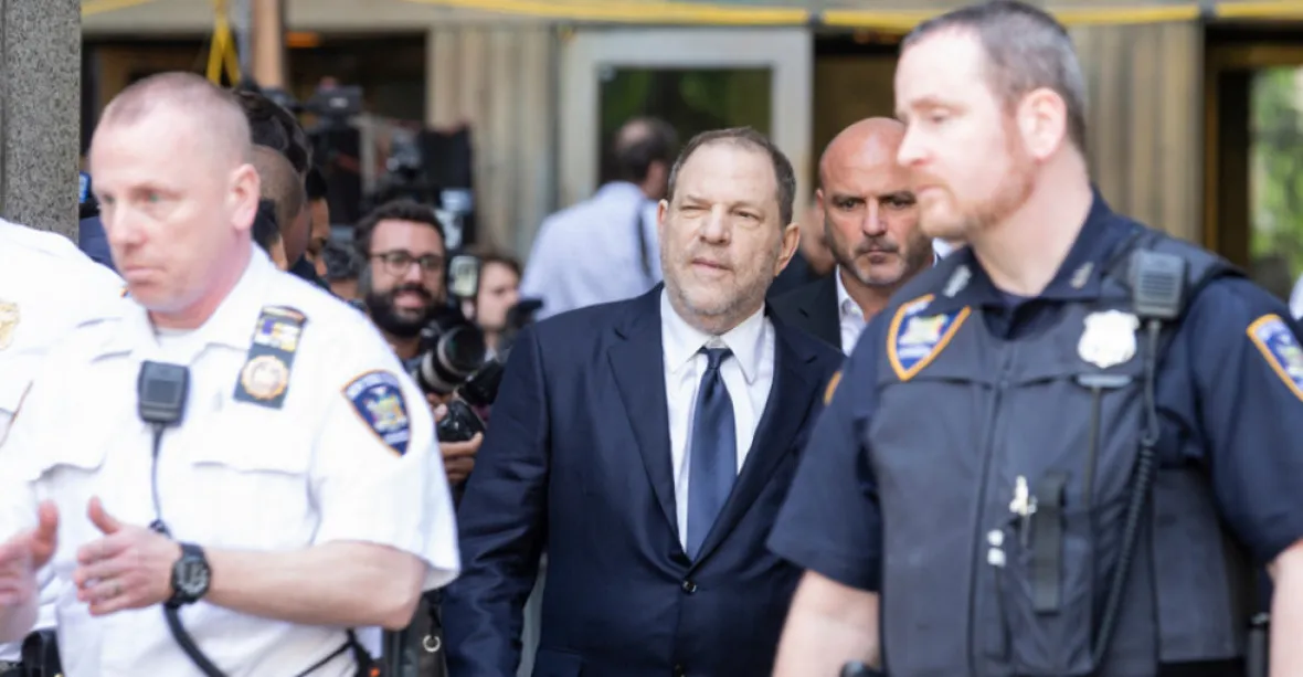 Harvey Weinstein je vinen ze znásilnění a sexuálního napadení. Hrozí mu až 29 let vězení