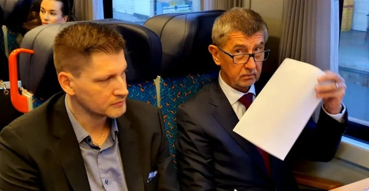 Premiér a ministr jeli vlakem do Benešova, dráhy oproti plánu mimořádně nasadily moderní vagón