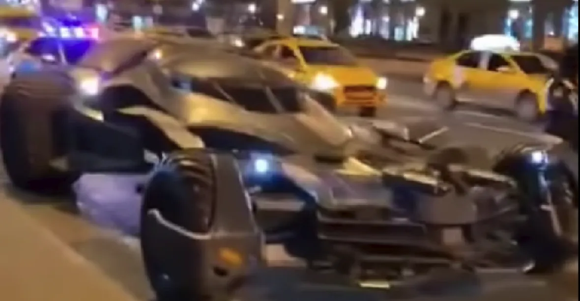 VIDEO: Strážníci v Moskvě zabavili svépomocně postavený Batmobile