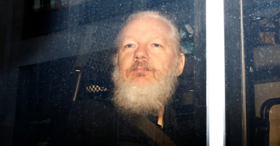 Proces s Assangem byl přerušen, pokračovat má až v květnu
