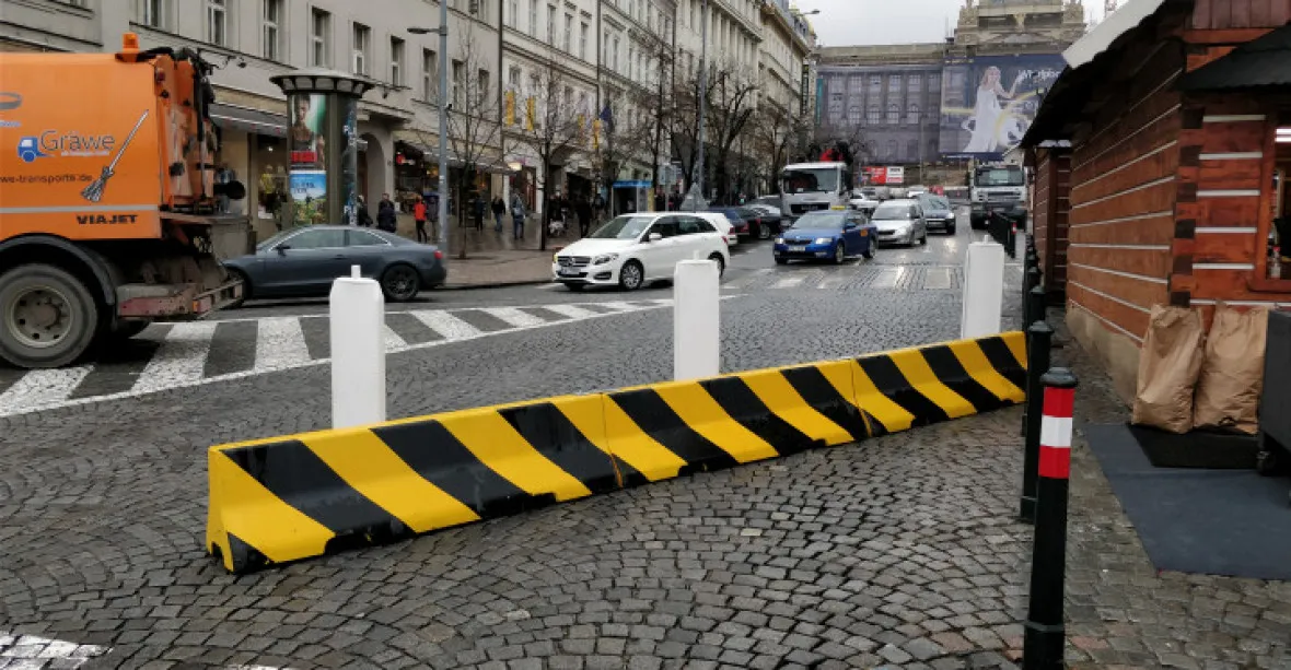 Konec černo-žlutých betonových zábran v Praze. Nahradí je hezčí