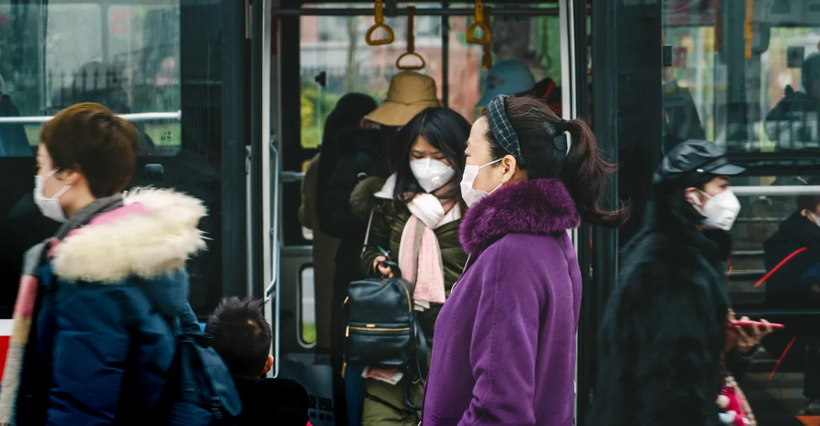 Čínská studie: Virus se šíří na 4,5 metru, ve vzduchu vydrží půl hodiny