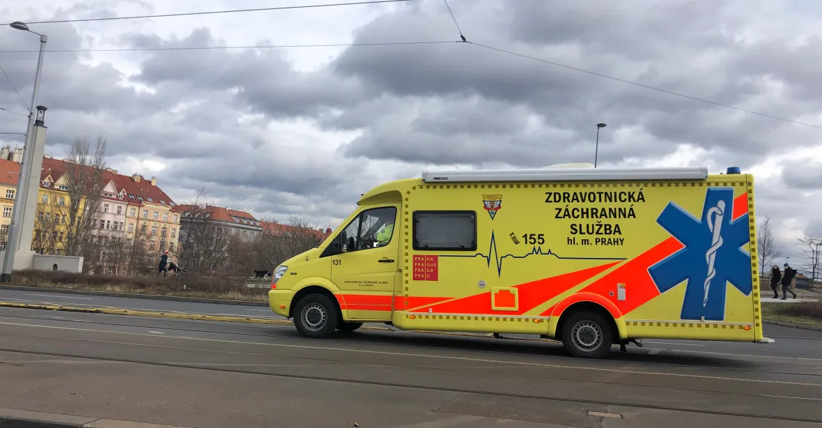 Česko nestíhá testovat, nemocnice navyšují odběrové kapacity