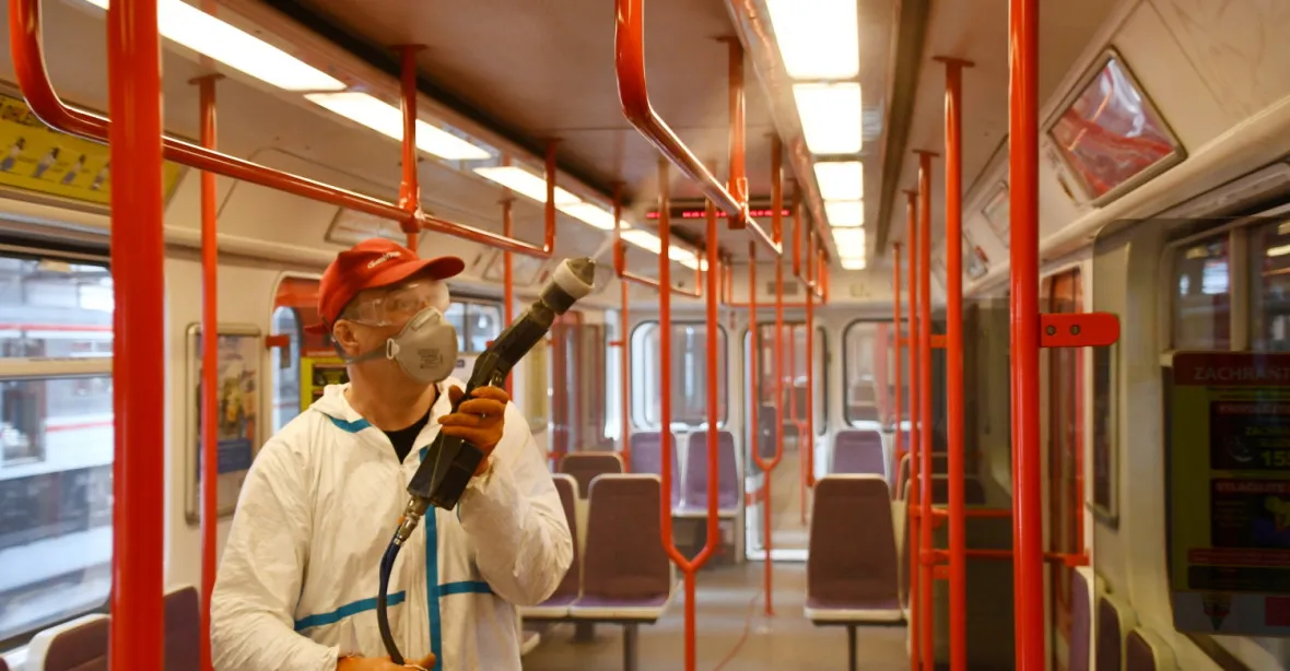 Praha vyhlásila boj s koronavirem. Vyčistí každý vagon metra, autobus i tramvaj