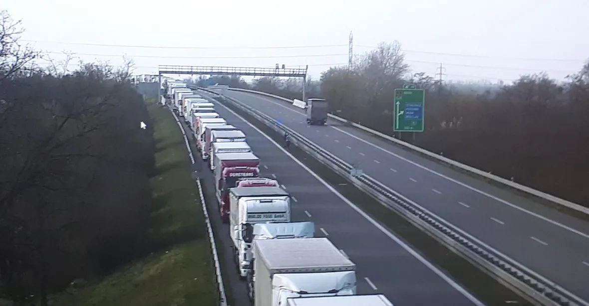 Na D2 u hranic se Slovenskem stála 20kilometrová kolona kamionů
