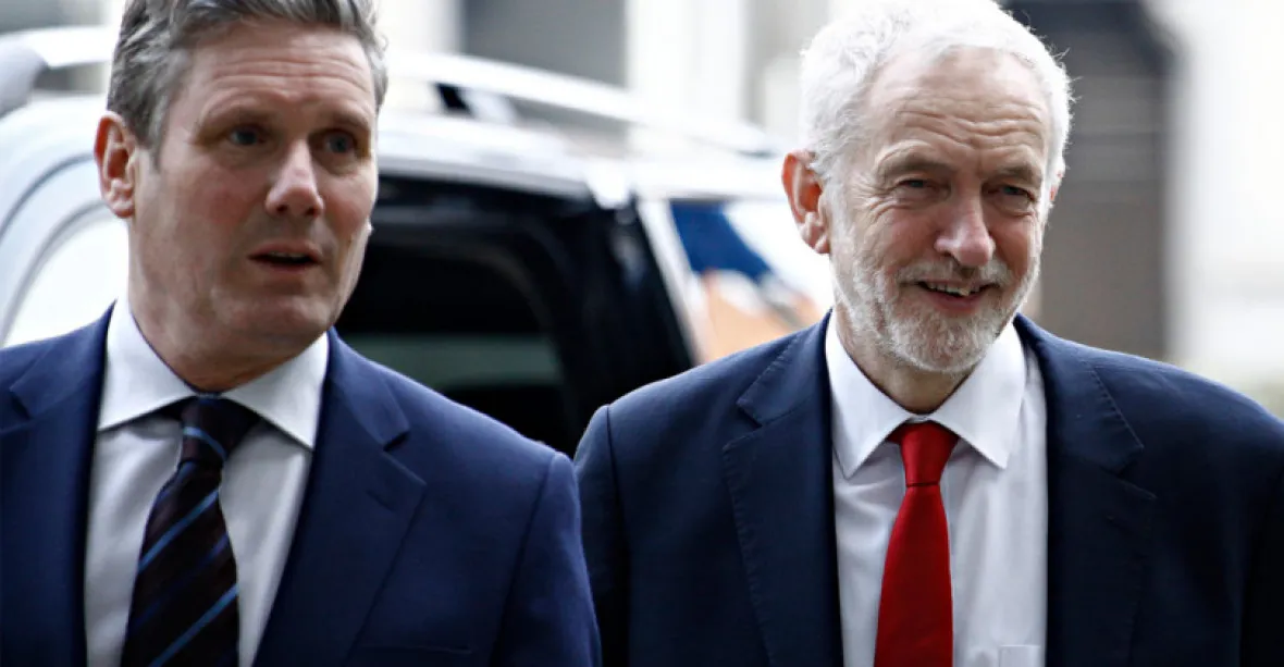 Labouristé si zvolili Corbynova nástupce, je jím odpůrce brexitu Keir Starmer