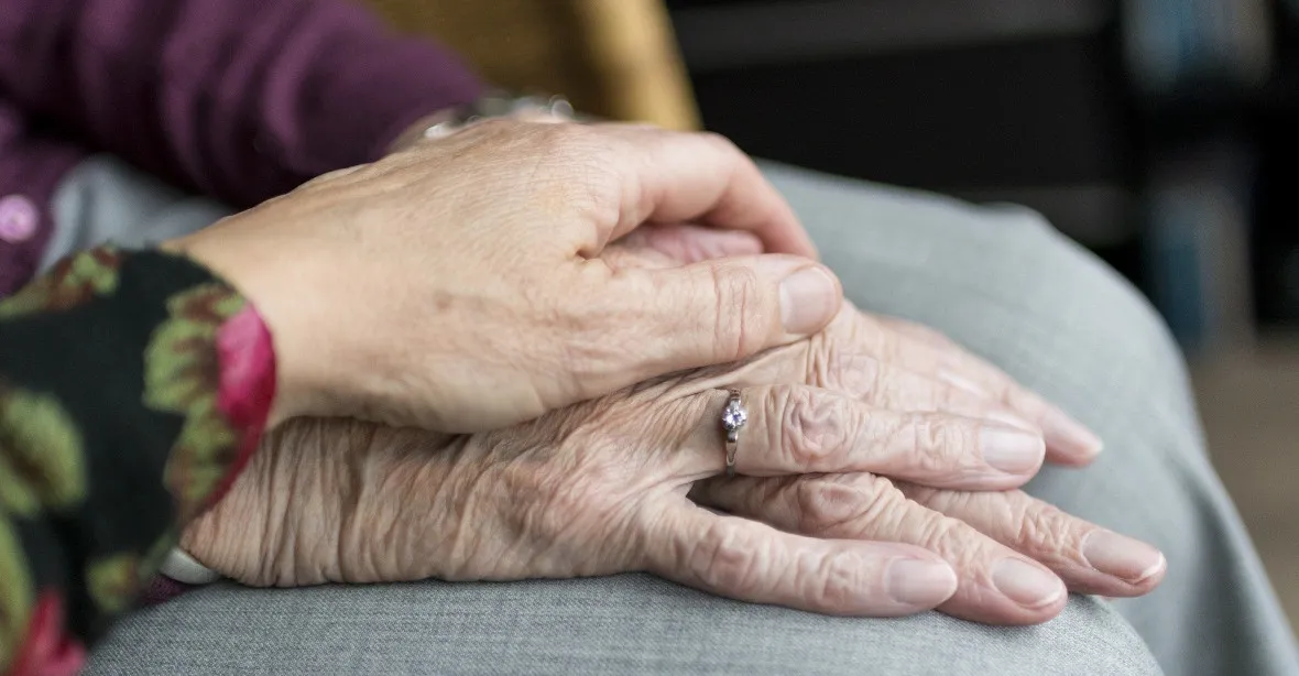 Projekt „Tablet od srdce“ spojí stovky seniorů s blízkými navzdory karanténě