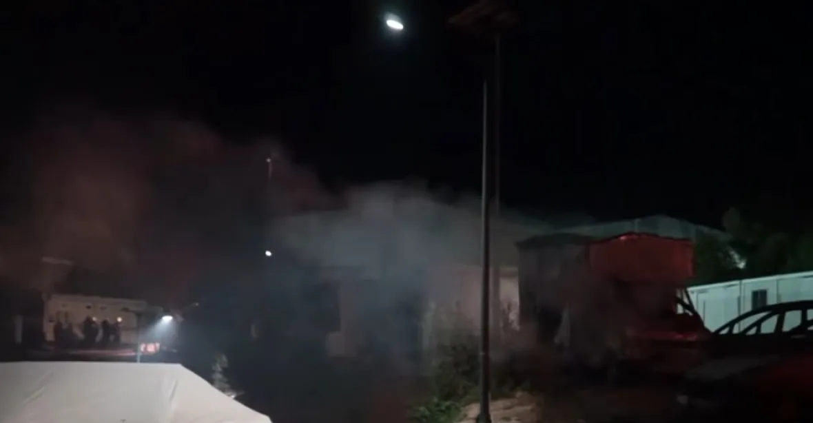Násilnosti a velký požár. Uprchlický tábor na řeckém ostrově Chios je poničený