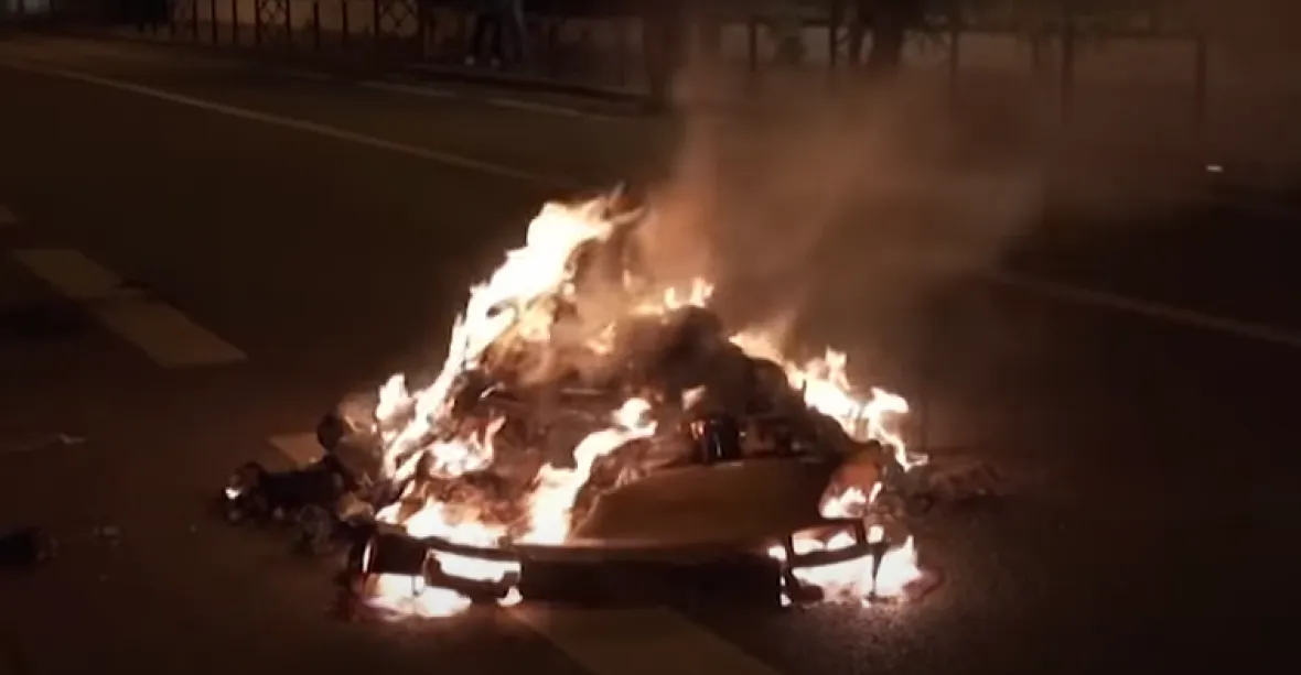 Na pařížských předměstích pokračují nepokoje, hořela auta a koše