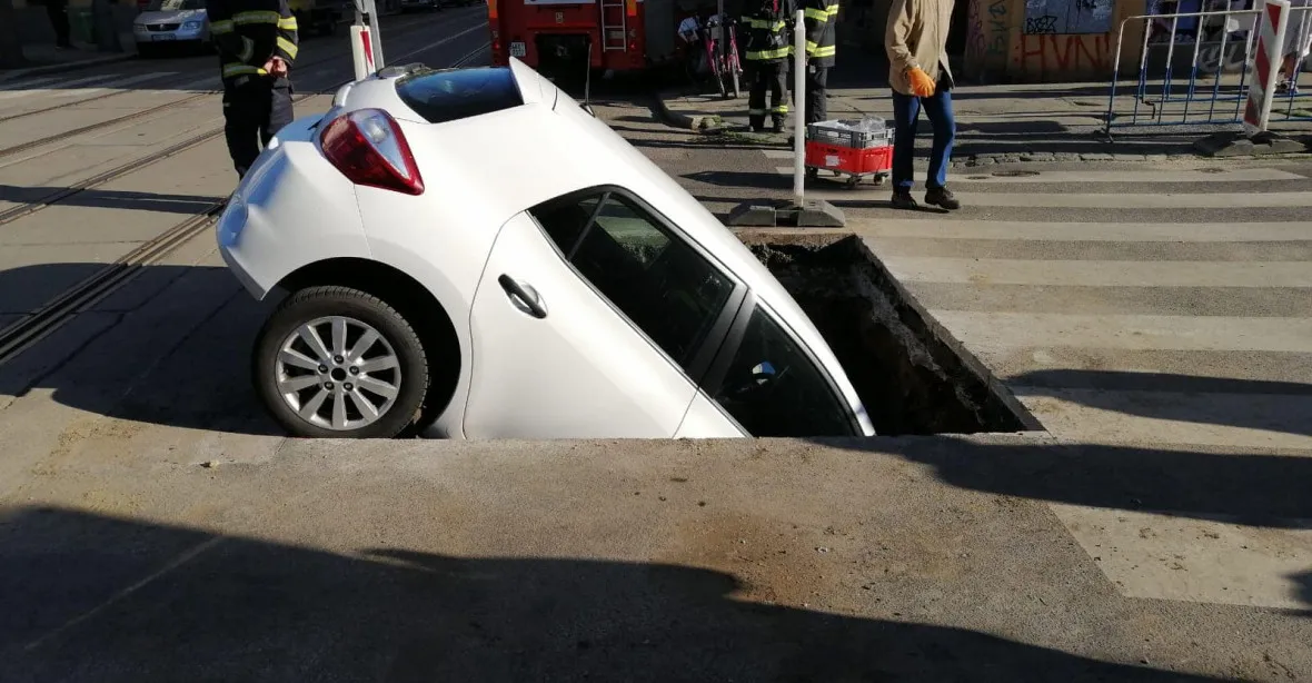 OBRAZEM: Po neobvyklé nehodě skončila řidička s autem ve výkopu uprostřed ulice