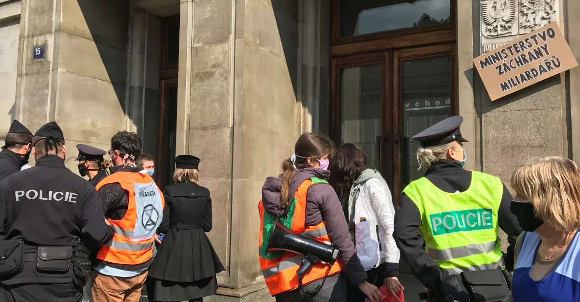 Aktivisté posprejovali ministerstvo financí. Na protestu proti rozšíření pražského letiště zasahovala policie