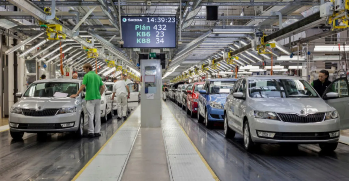 Výroba aut v Česku za první čtyři měsíce roku klesla téměř o třetinu