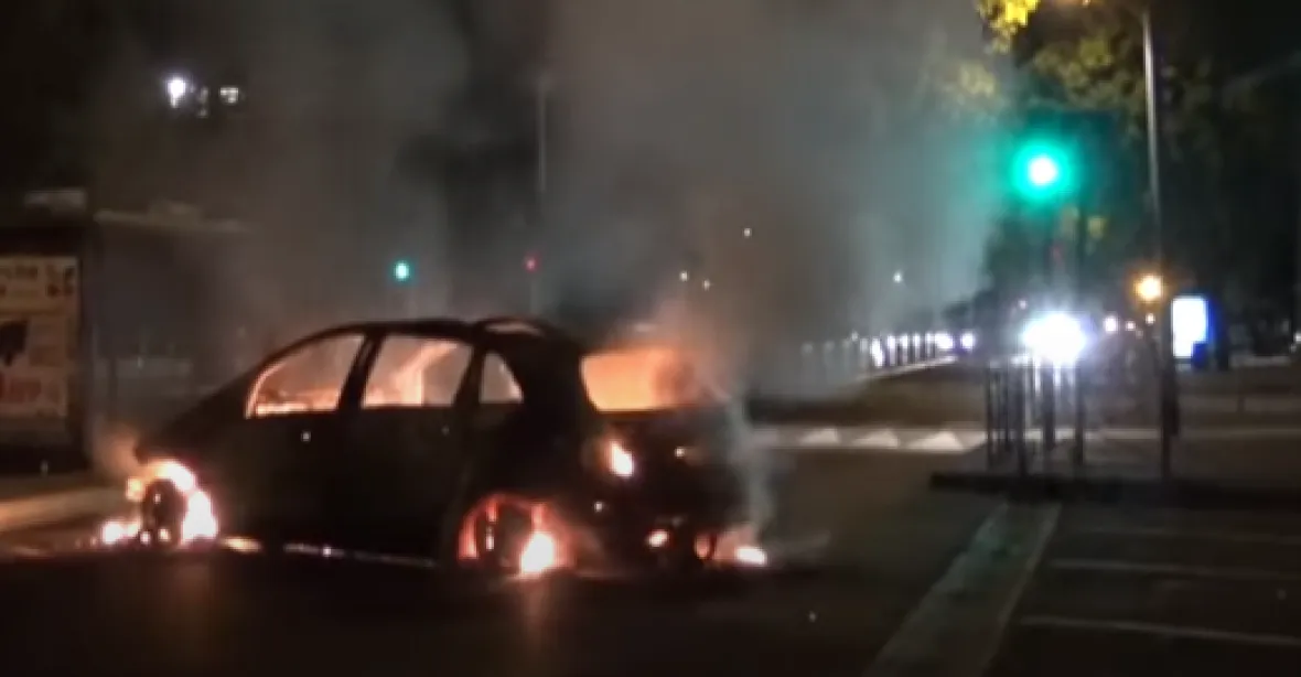 VIDEO: Nepokoje na pařížském předměstí pokračují. Auta hořela až do ranních hodin