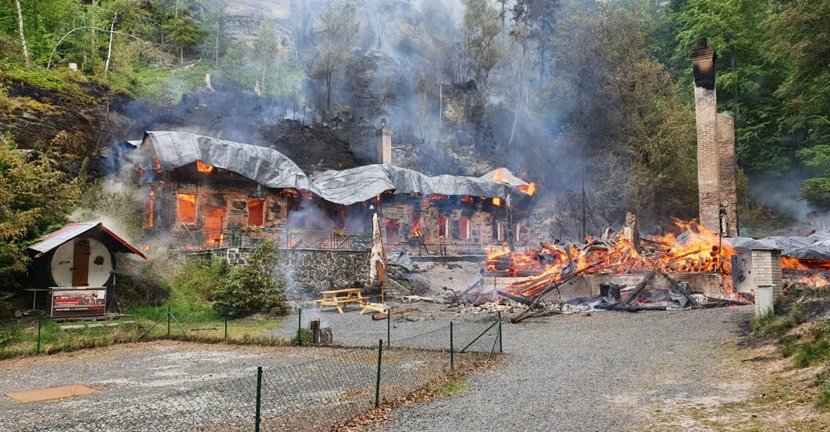 Požár zničil dvě historické chaty v Českém Švýcarsku