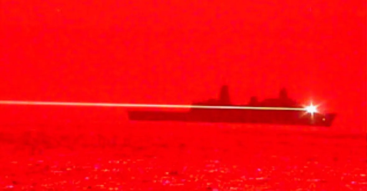 VIDEO: Útok rychlostí světla. Americké námořnictvo otestovalo nový zbraňový laser