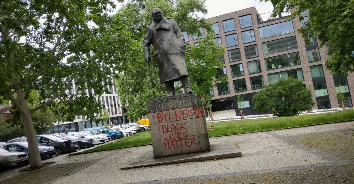 Po sochách se čmárá už i v Praze. „Byl rasista,“ napsali na sochu Churchilla