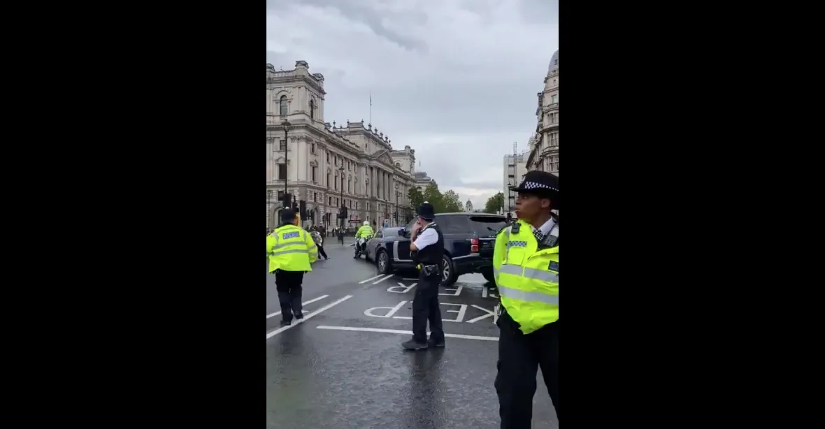 VIDEO: Auto s britským premiérem mělo nehodu. Narazila do něj ochranka