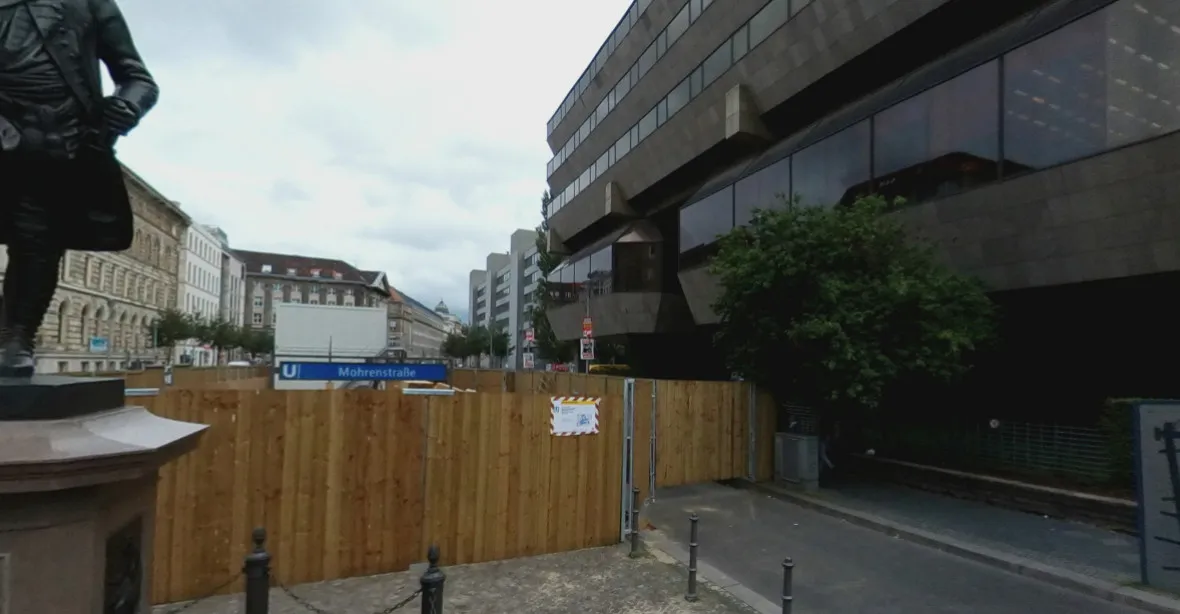 Rozruch u české ambasády: Přejmenujte Mouřenínovu ulici a metro, žádají zelení