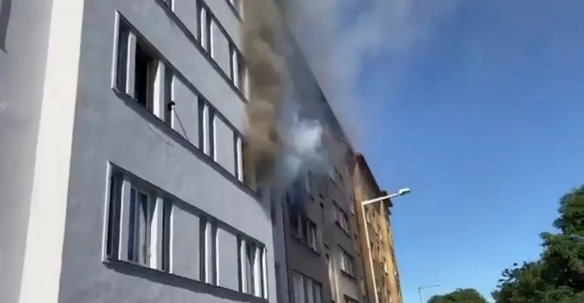 Výbuchu v bytě v pražských Holešovicích probořil zeď, jeden člověk zemřel