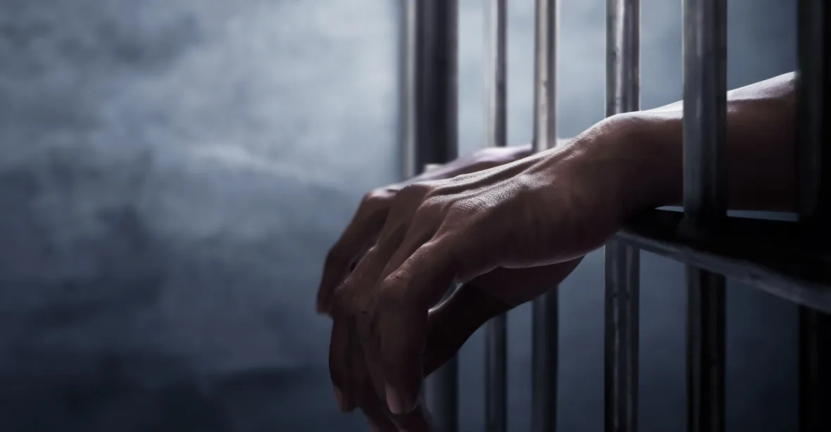 Muž, který dostal 22 let za utýrání dítěte, zemřel ve věznici