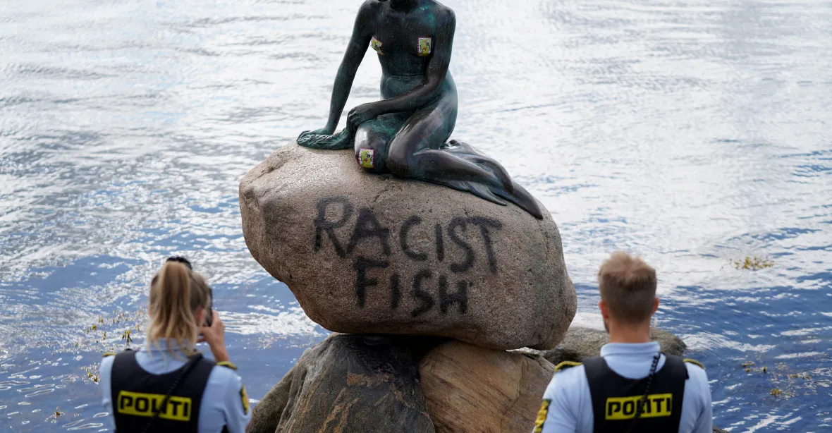 „Rasistická ryba.“ V Dánsku někdo postříkal už i Malou mořskou vílu