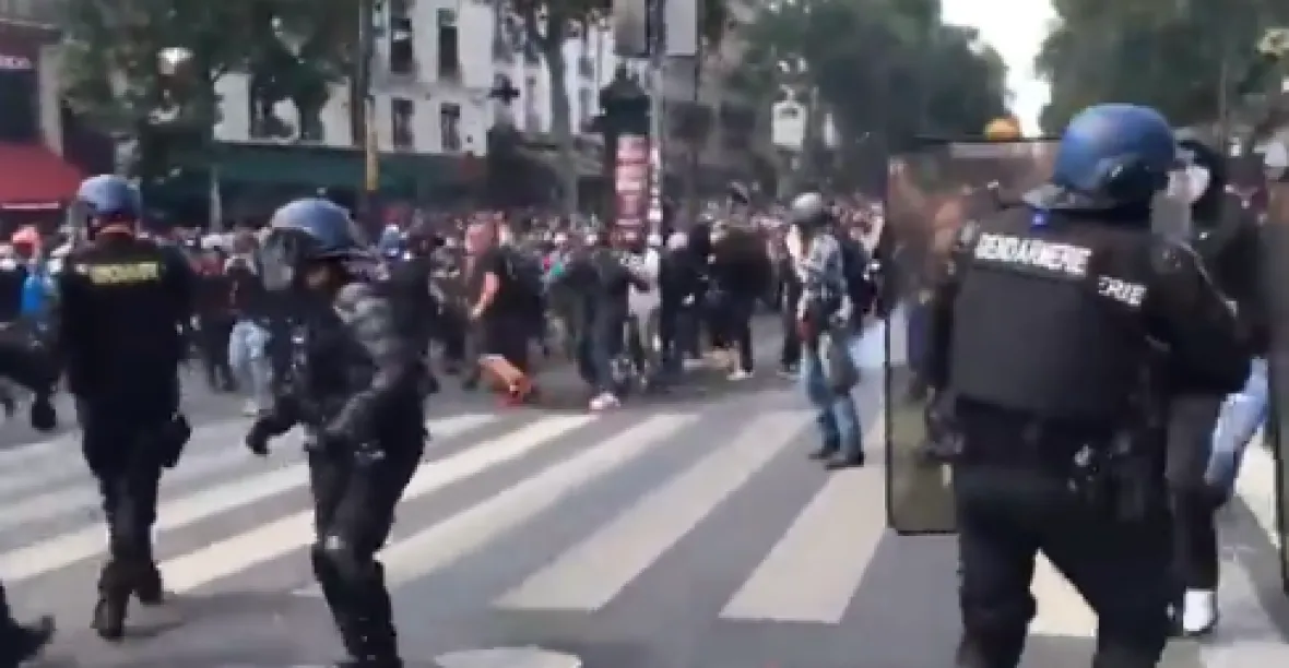 Macron věnoval státní svátek zdravotníkům, ti přitom protestovali v ulicích Paříže