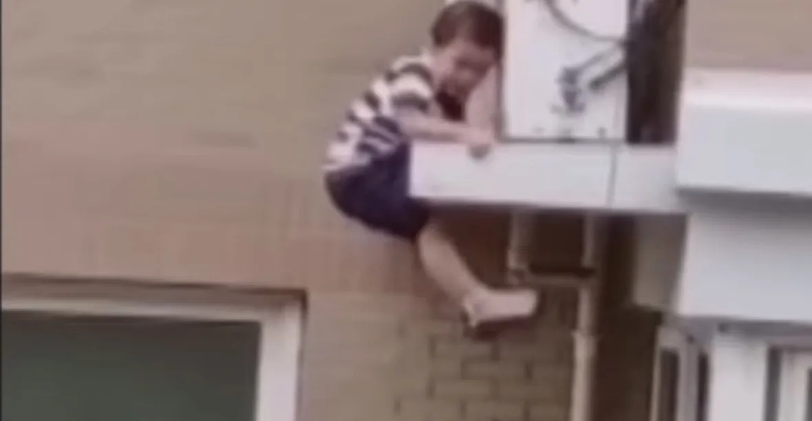 VIDEO: Dvouletý chlapec padal z 5. patra, na poslední chvíli ho chytil soused