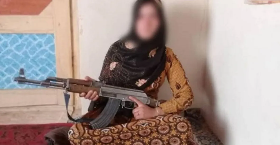 Tálibán jí zabil oba rodiče. Mladá dívka v odvetě vrahy zastřelila kalašnikovem