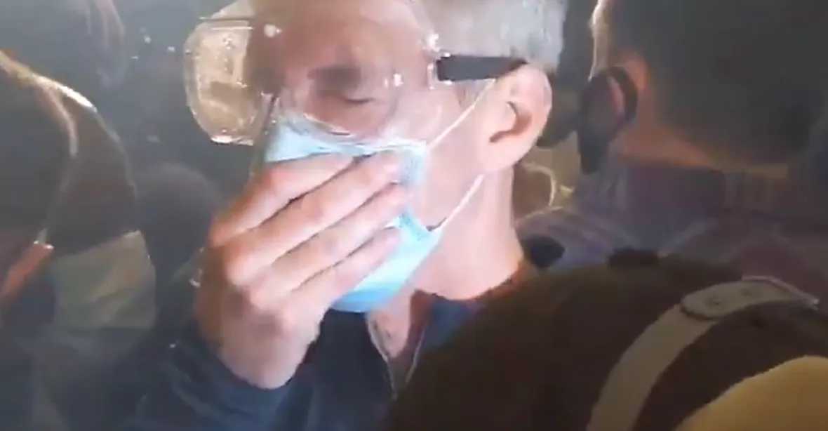 VIDEO: Starosta se připojil k protestům. Policisté ho zasáhli slzným plynem