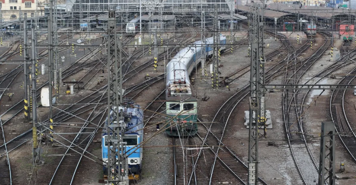 Krádež kabelů omezila provoz desítek vlakových spojů v Praze