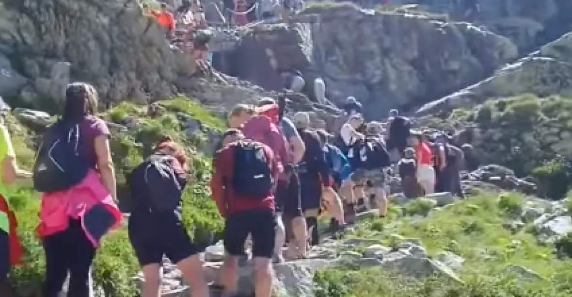 VIDEO: Nekonečné fronty i na horských chodnících. Tatry nezvládají nápor turistů
