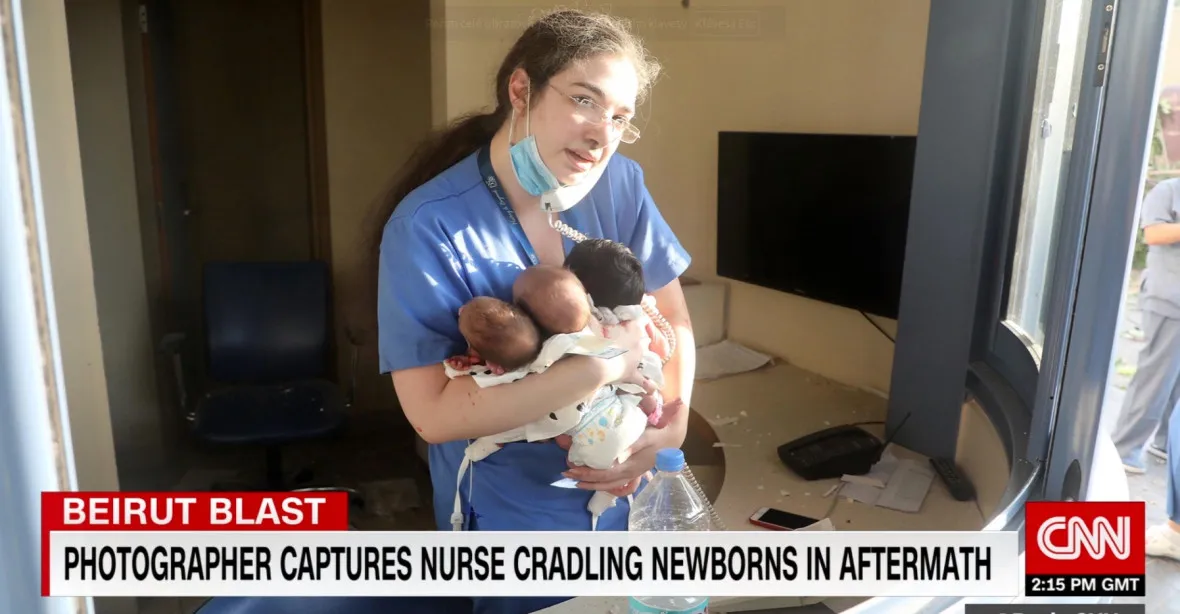 Ikonický snímek: Hrdinná sestra po výbuchu odnáší novorozence do bezpečí