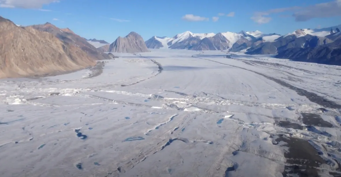Poslední šelfový kanadský ledovec se rozpadl. Obrovské kusy ledu odplouvají