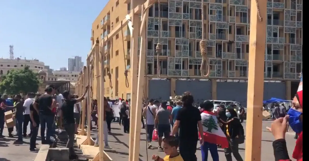 „Pověste je.“ Po demonstracích v Bejrútu zemřel policista, premiér požádá o předčasné volby