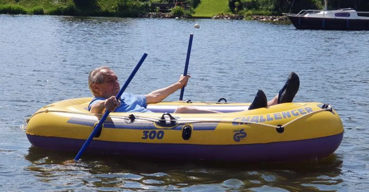GALERIE: Prezident Zeman vyplul v nafukovacím člunu na rybník