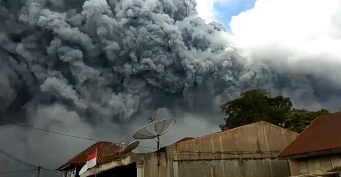 VIDEO: Fascinující záběry. Indonéská sopka chrlila popel do výše pěti kilometrů