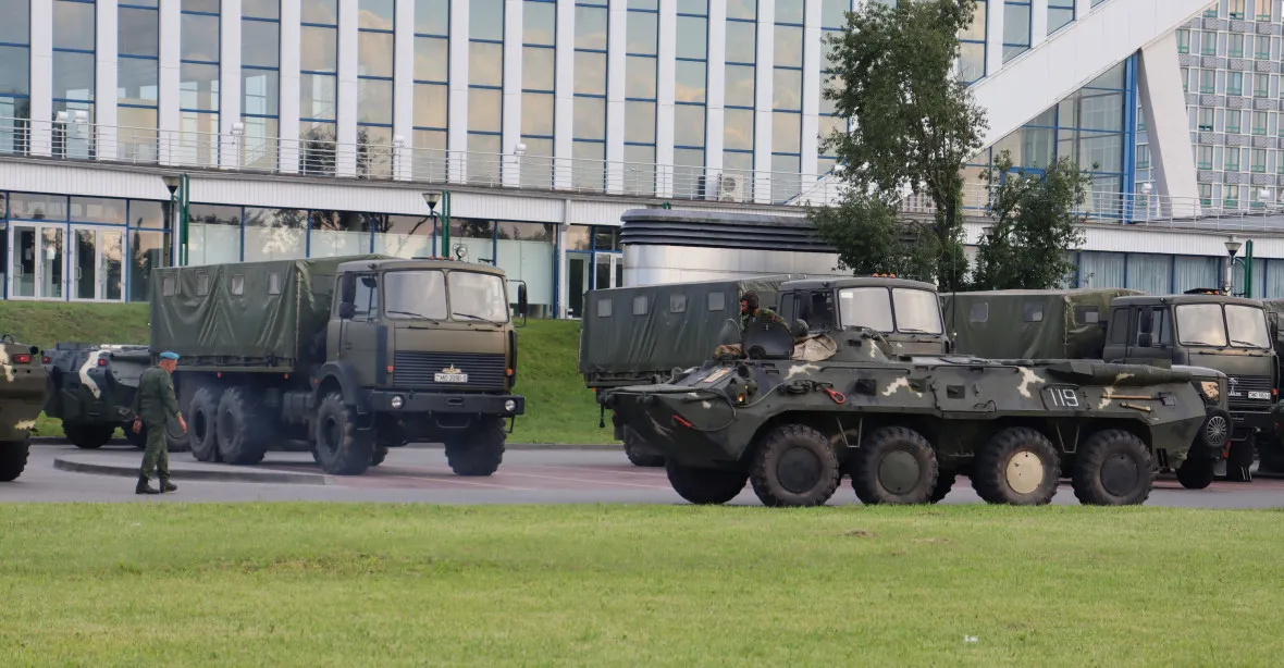 Běloruská armáda se přesouvá k hranicím s Polskem