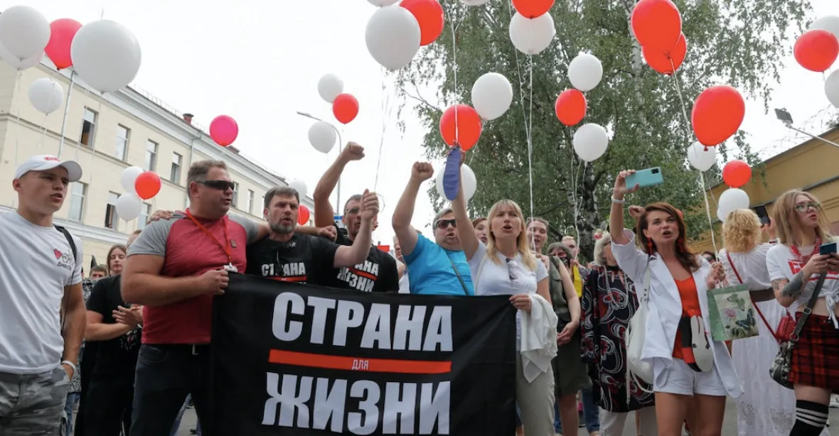 VIDEO: Bělorusko bouří. Lidé skandovali před vazbou narozeninové přání