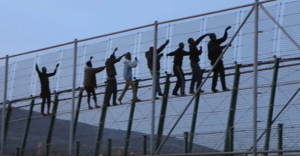 Španělsko postaví v Africe proti migrantům 10metrové zdi opatřené válcem