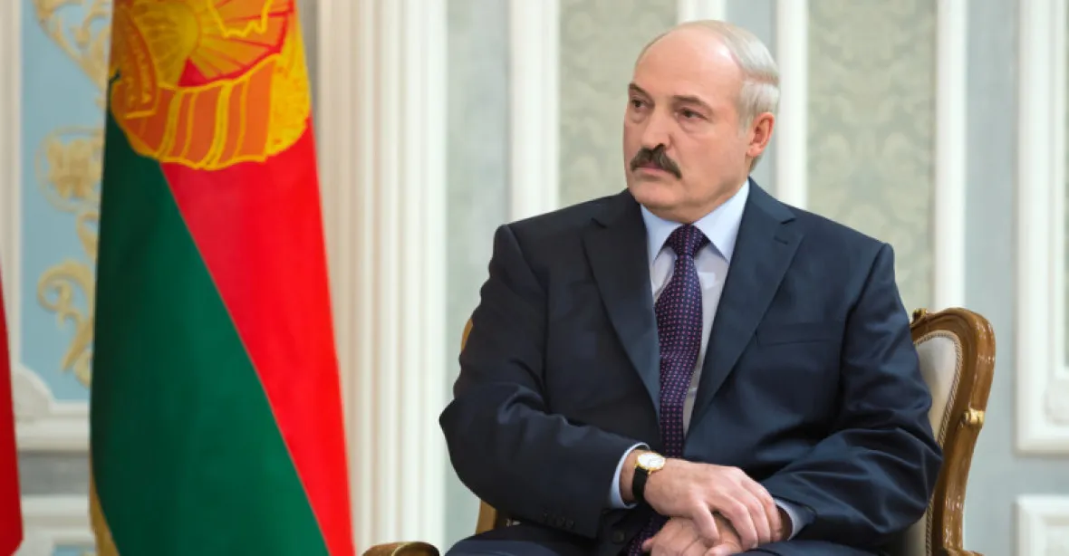 V Bělorusku už vlají polské vlajky a NATO číhá na hranici. Lukašenko varuje vojáky před revolucí
