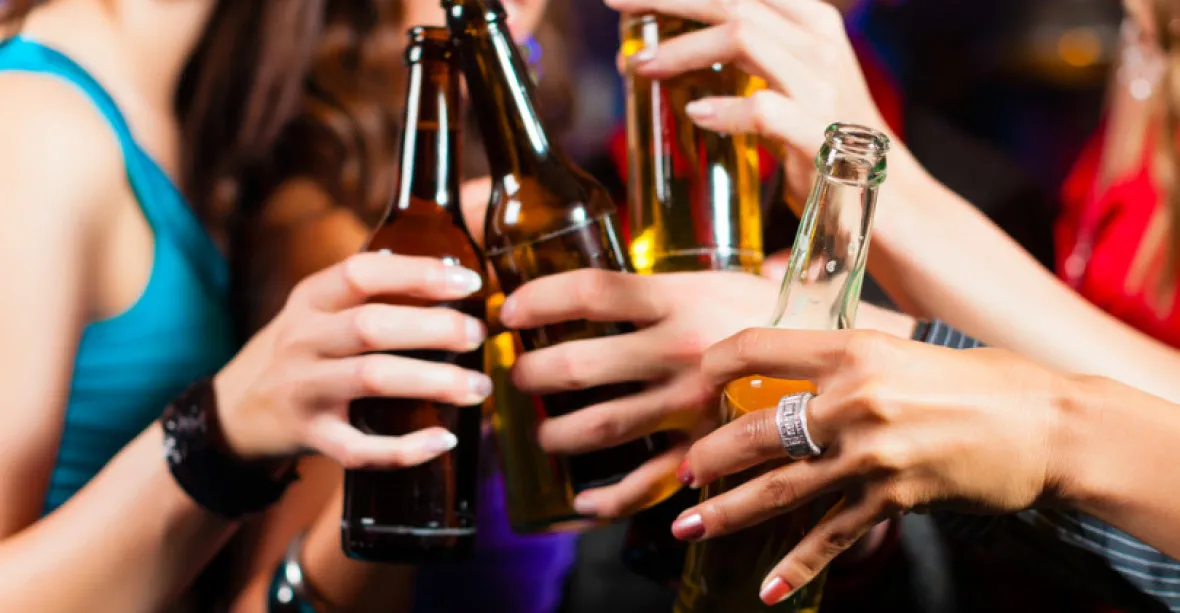Mejdany vysokoškoláků jsou riziko, s alkoholem mizí zábrany, míní Rážová a chystá manuál