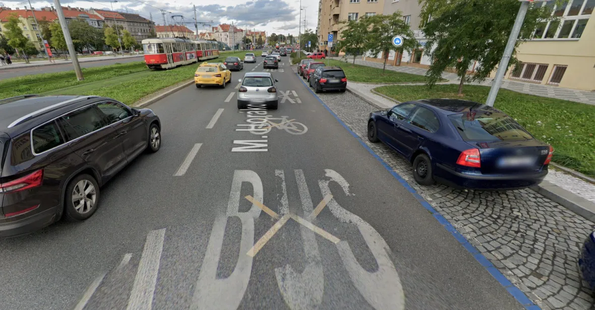 Praha našla další způsob, jak omezit řidiče. Vyhrazené pruhy budou nepřístupné i mimo špičku