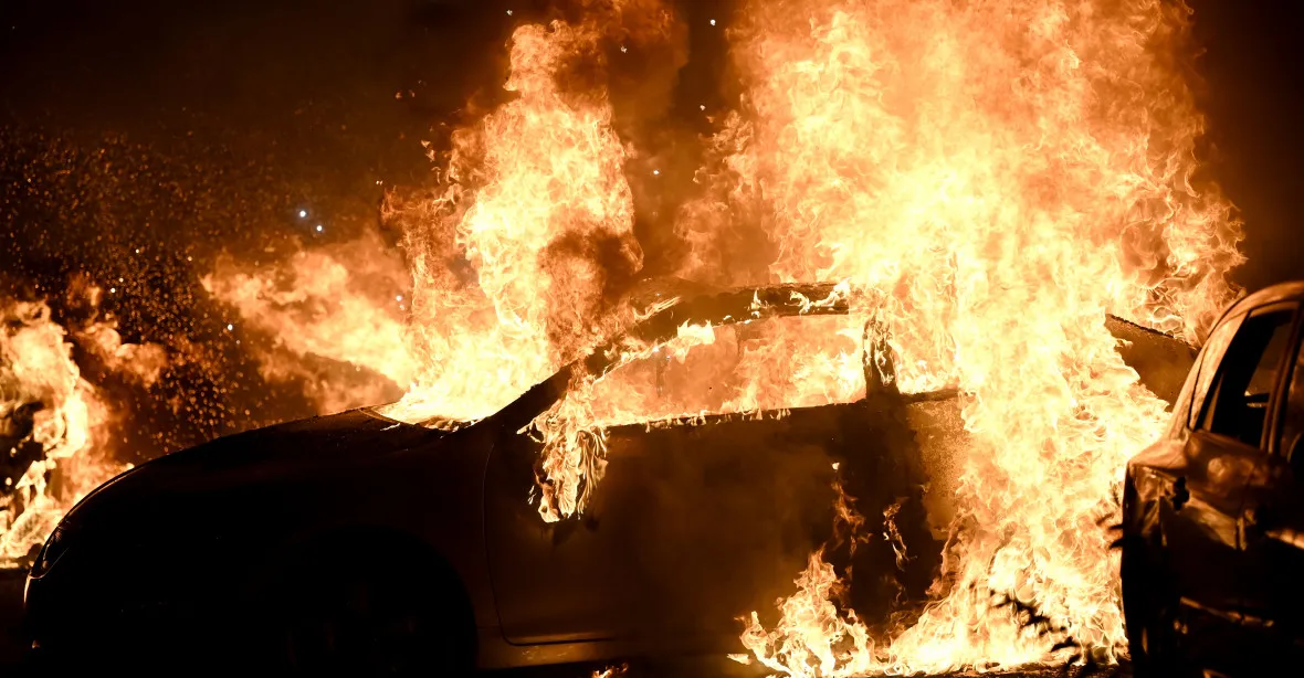 VIDEO: Město po střelbě na Blakea vzplálo. Protestující rabují obchody a ničí auta