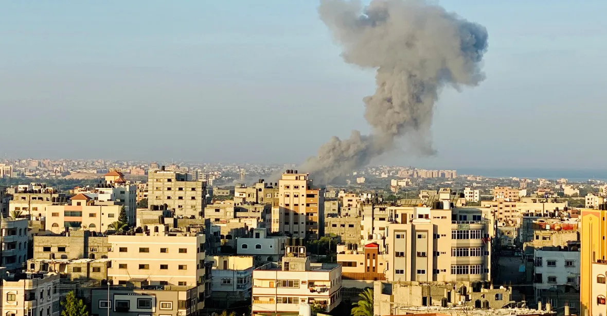 Horko na hranicích. Izrael u Pásma Gazy nasadil tanky i letadlo