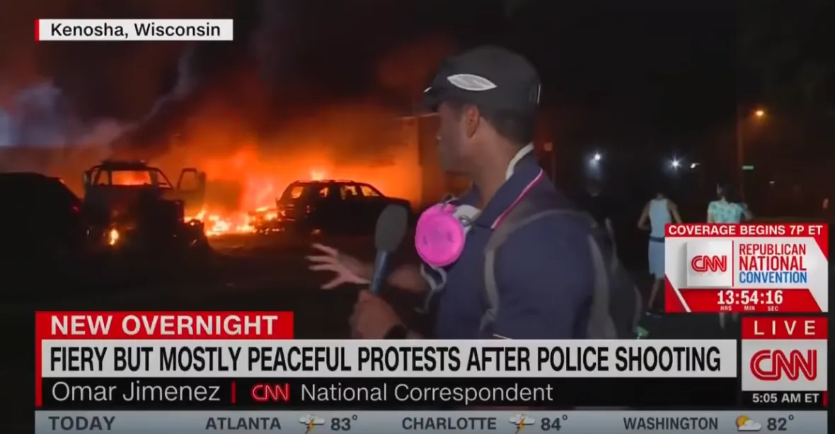 „Převážně poklidné protesty“ s hořícími auty na pozadí. CNN schytala posměch i kritiku